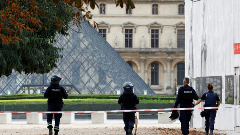 Evacúan museo del Louvre por temor a nuevo ataque en Francia: país se encuentra en “alerta máxima”