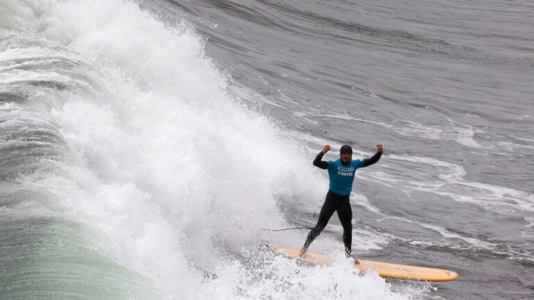 Chileno Rafael Cortez asegura medalla en surf y va por el oro en Stgo 2023