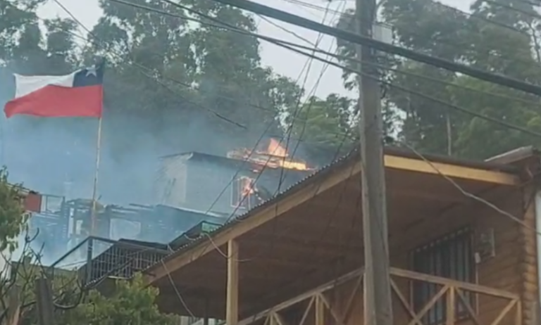 VIDEO | Incendio estructural consume vivienda en Constitución