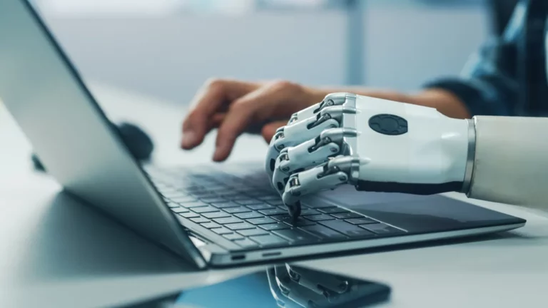 Contrastes en el Sector Tecnológico en 2023: Avances de IA y Despidos Masivos