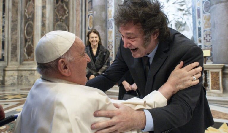 Milei selló con un abrazo su primer encuentro con el papa Francisco