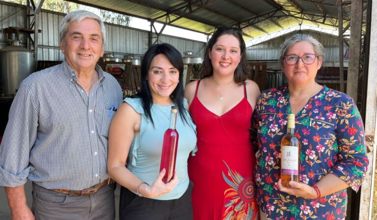 Realizan entrega de un alambique a productores de vino en Melozal