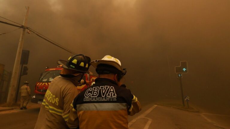 Alcaldes piden suspender cobro de servicios básicos en comunas afectadas por incendios