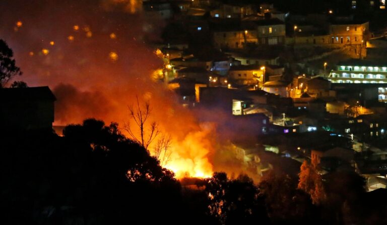 Tres incendios golpearon nuevamente a Valparaíso: viviendas destruidas y dos fallecidos