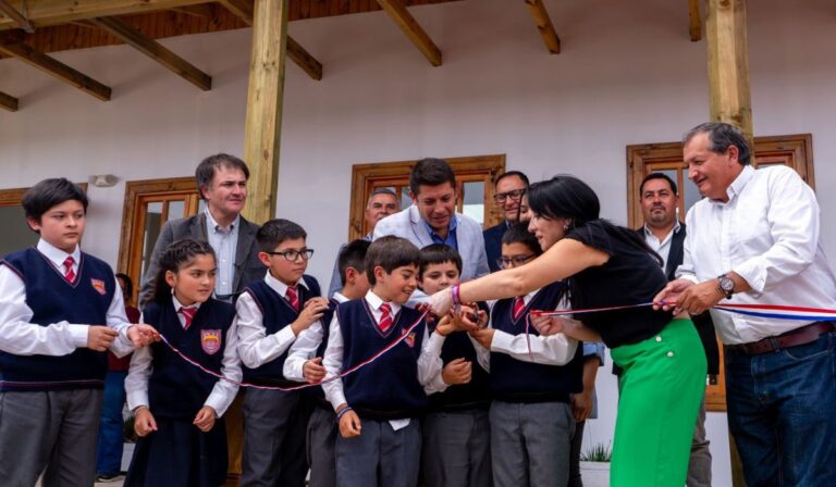 Inauguran salas de Liceo Nuevo Horizonte de Vichuquén tras 9 años del incendio