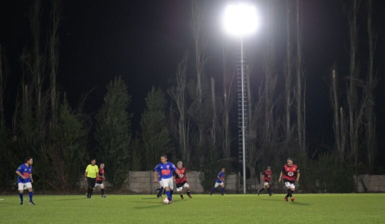 Club deportivo de Talca recibió cancha de pasto sintético con iluminación LED