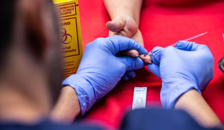 ¡Hazte el examen!: Hospital de Talca ofrece test rápido de VIH sin orden médica