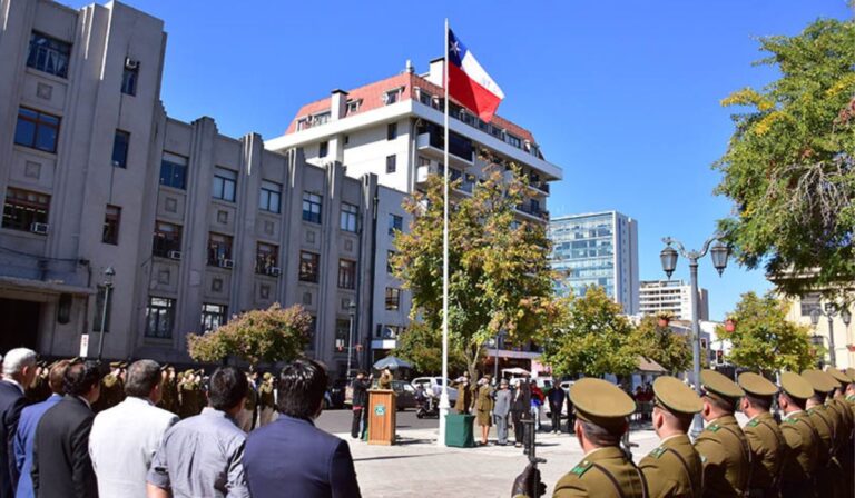 Carabineros da inicio a su aniversario con izamiento de la bandera nacional en Talca