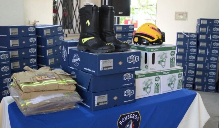 Gobierno Regional entregó uniformes, cascos y botas a Bomberos del Maule
