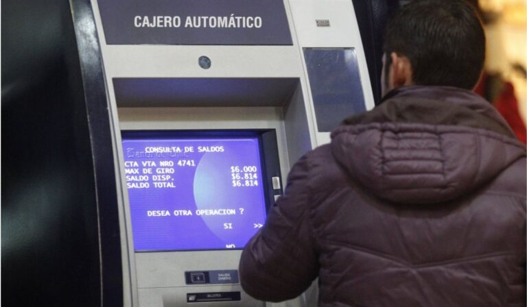 Talca: Sujeto intimidó a víctima en cajero para usar clave bancaria y girar $200 mil pesos
