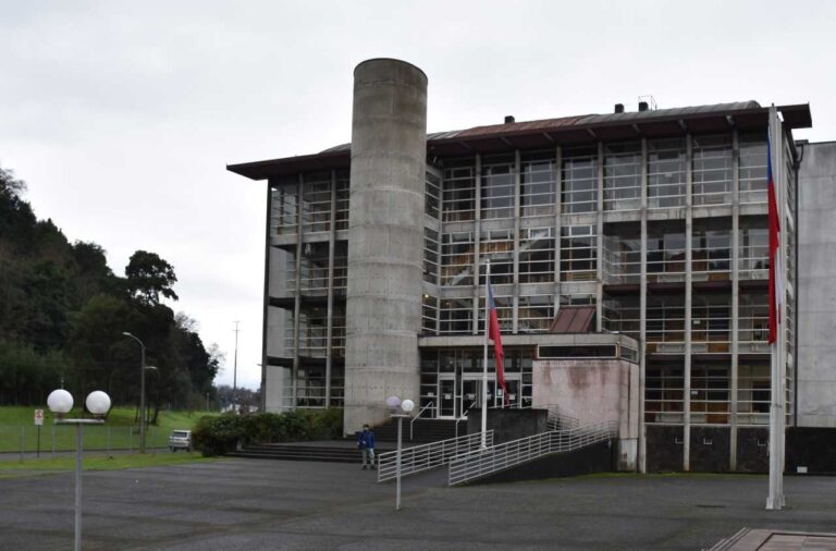 Intentan agredir en audiencia a acusado de abusar sexualmente a niños en colegio de Temuco
