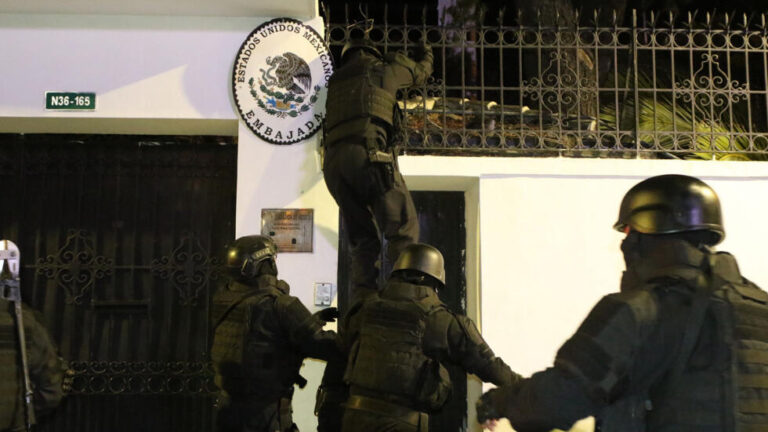 México cierra su embajada en Ecuador indefinidamente