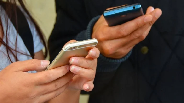 Colegios sin celulares: Diputados aprobaron su restricción en aulas