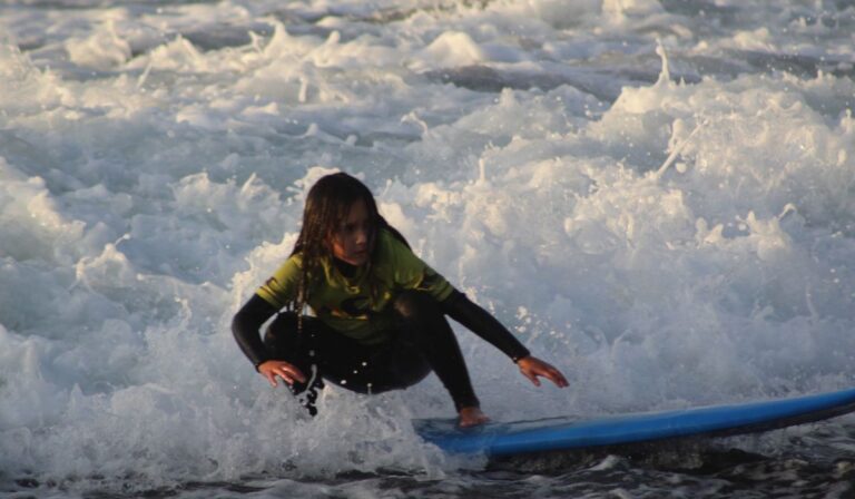 ¡Equilibrio sobre las olas! Atrévete a participar en el taller de la Escuela de Surf Curanipe