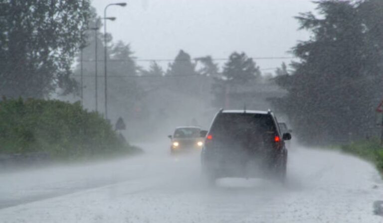 ¡Cuidado en la ruta! Cómo conducir bajo la lluvia sin fallar en el intento