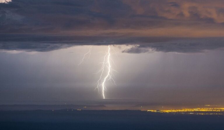 Emiten aviso por tormentas eléctricas en el Maule hasta la tarde del sábado