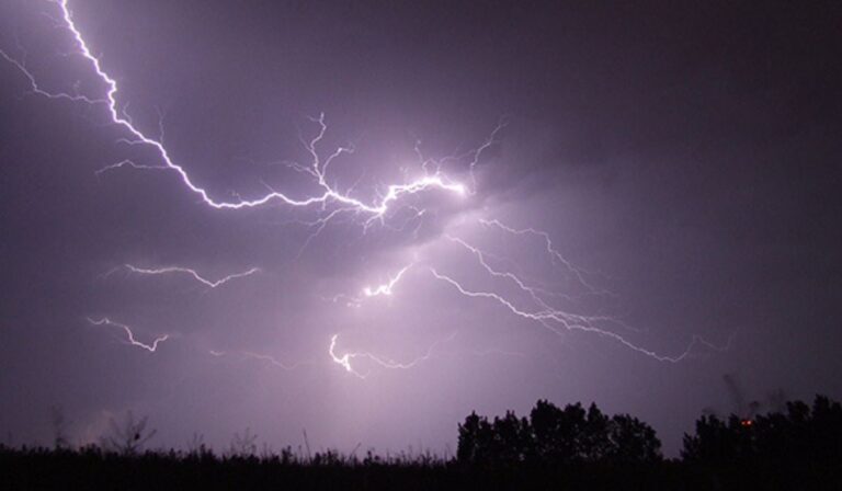 Anuncian tormentas eléctricas durante este martes en la región del Maule