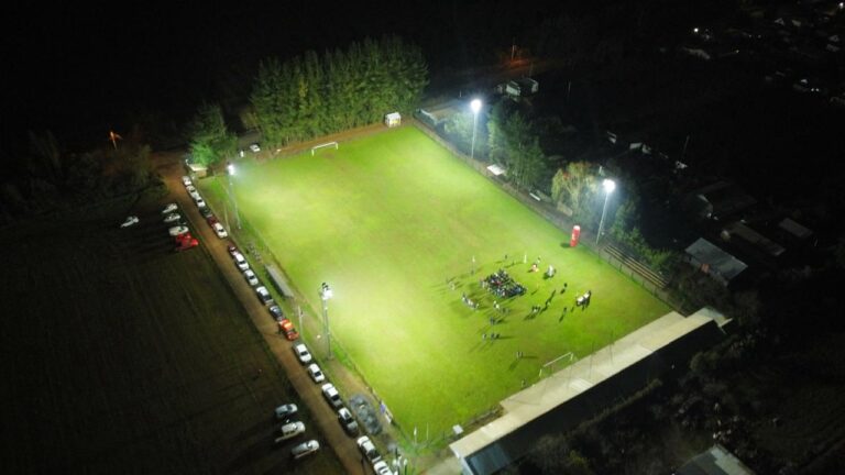 Instalaron moderno sistema de iluminación en cancha de Club Deportivo Pumas de Purísima