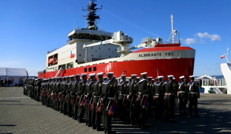 El presidente Boric entrega a la Armada el mayor rompehielos de Sudamérica.