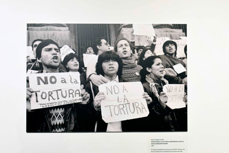 75 años de historia: Llegó a Talca muestra fotográfica que conmemora los Derechos Humanos en Chile