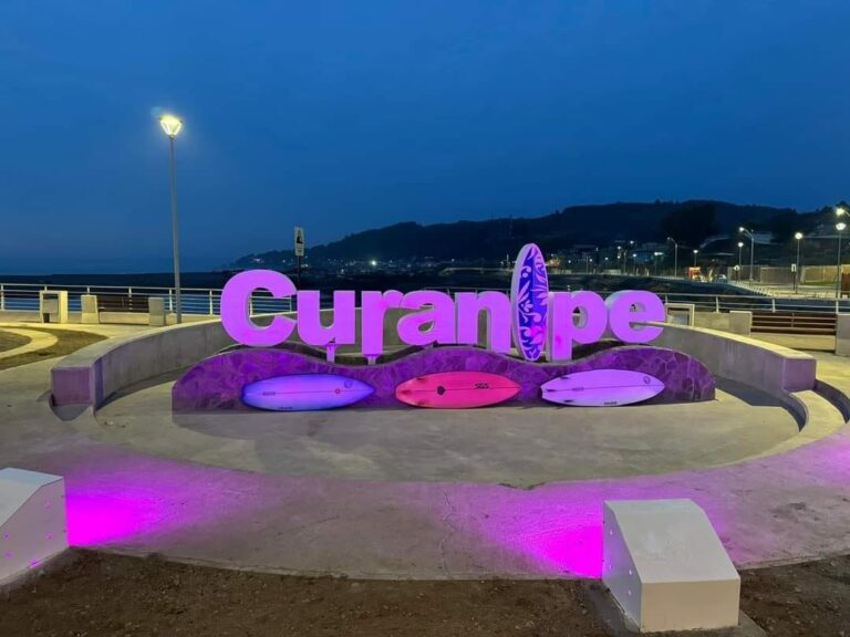 Curanipe celebra la inauguración de sus nuevas letras costeras