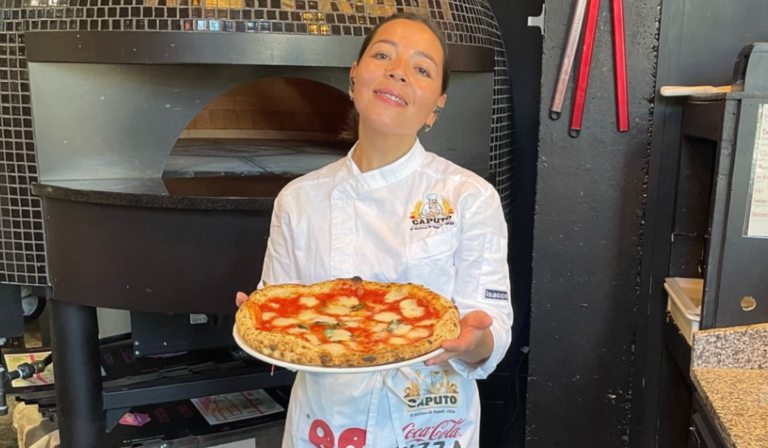 Chef chilena sostiene pizza