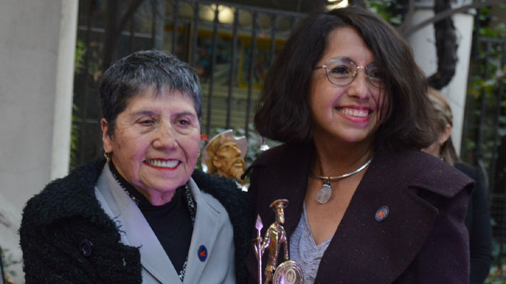 Nunca es tarde para aprender: Chilena de 86 años obtiene título de psicóloga