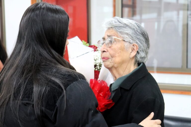 Ejemplo de determinación: Estudiante de 79 Años se titula en trabajo social