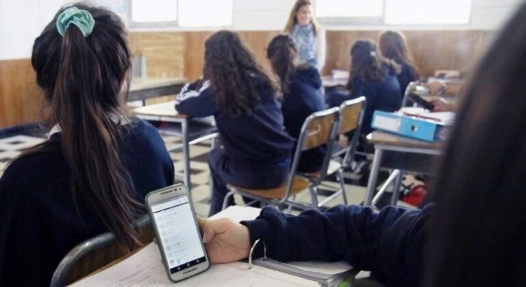 ¿Se prohibirán los celulares en las escuelas? Proyecto de ley avanza en el Congreso