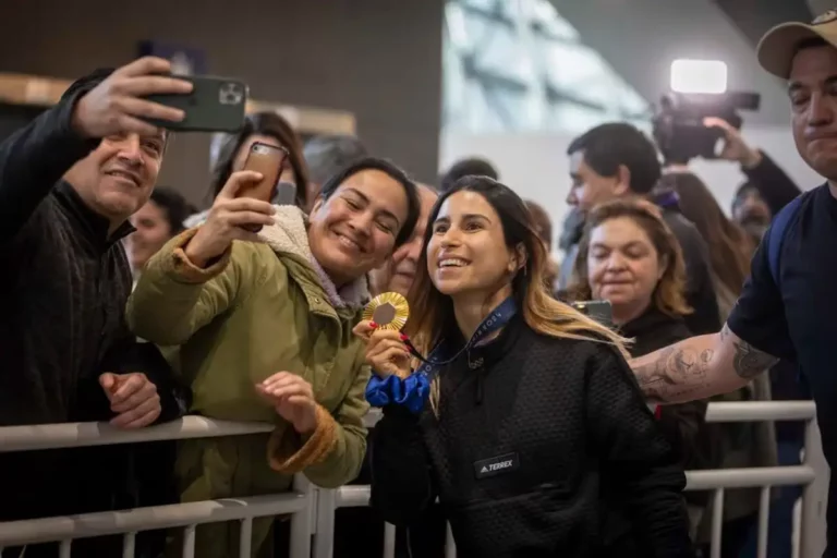 ¡Felicitaciones! Hinchas esperaron a Francisca Crovetto en el aeropuerto