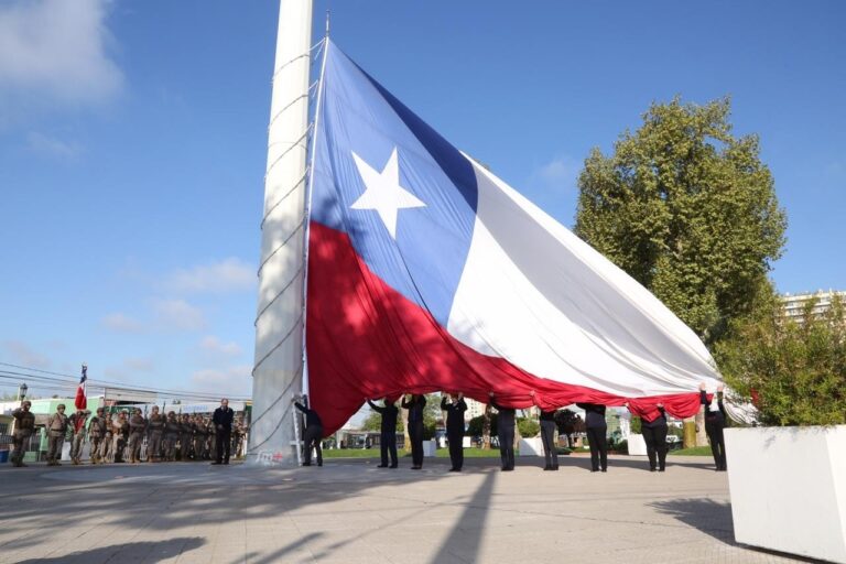 Talca: Retiran bandera bicentenario para prevenir deterioro