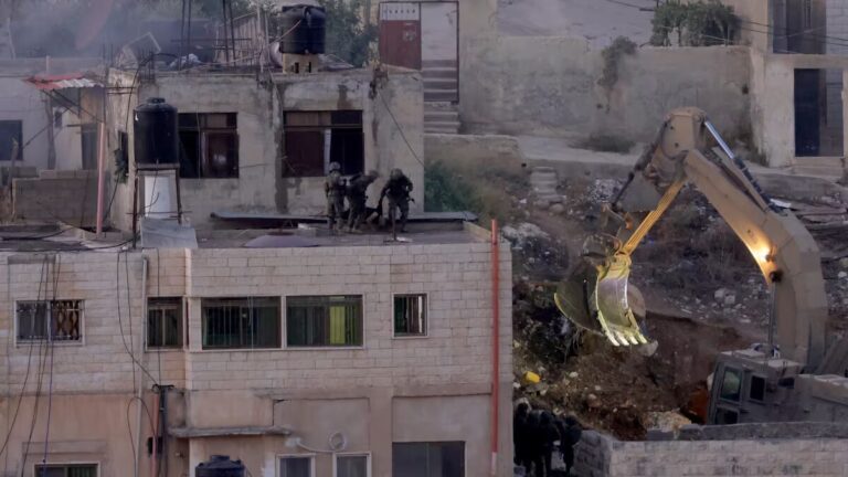 Captan en video a soldados israelíes pateando y lanzando cadáveres desde un edificio