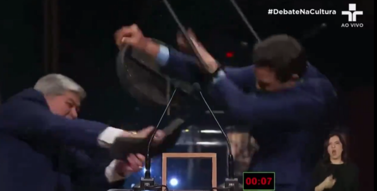 (VIDEO)¡Al estilo de la WWE! Candidato a alcalde de Sao Paulo es atacado con una silla en debate televisivo