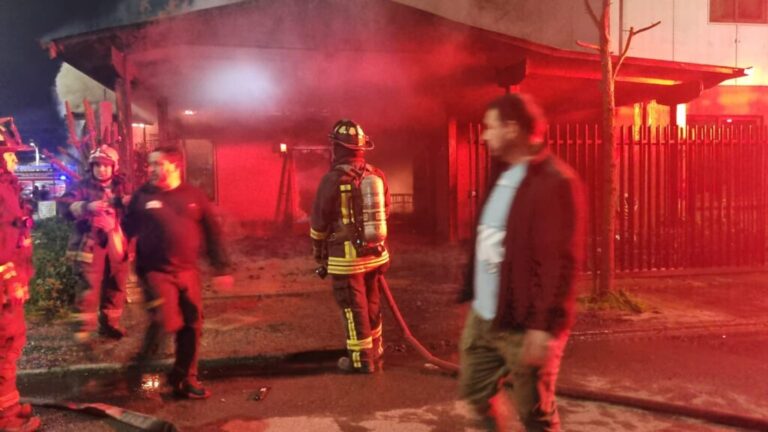 Vivienda era de candidata a alcadía de Rauco: Incendio en Curicó destruye casa