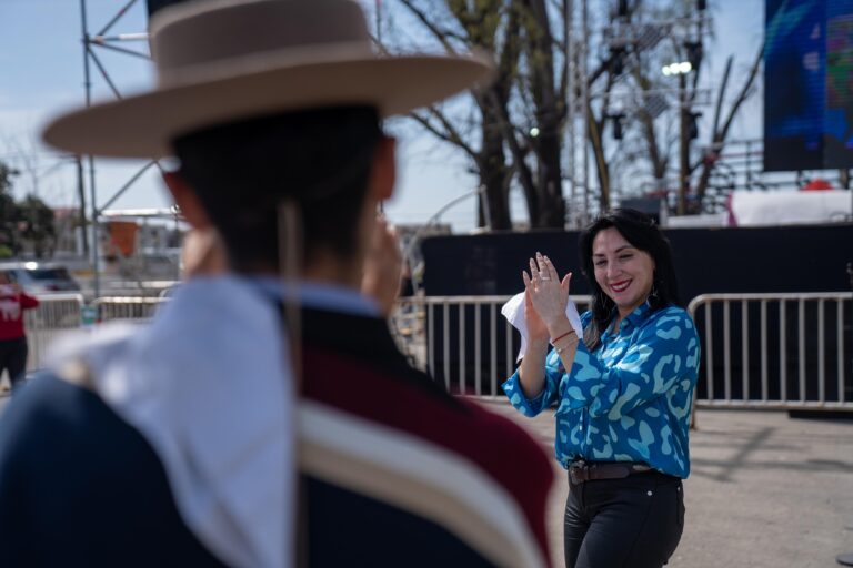 Gobernadora Cristina Bravo hizo un llamado para apoyar a emprendedores de Market Maule en Curicó