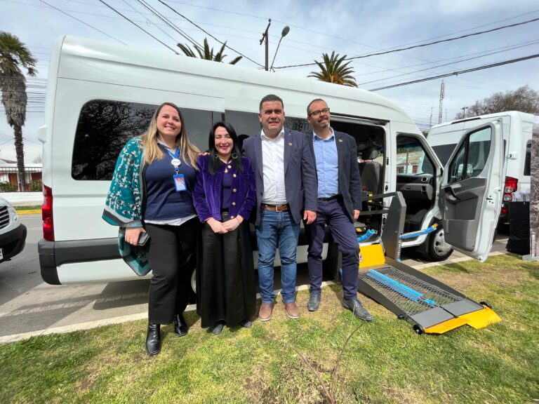 Gobierno Regional entrega tres minibuses al departamento de educación de Maule