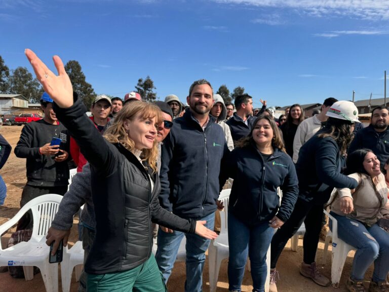 Canto y música en la construcción: Amaya Forch deslumbró a trabajadores del Maule con intervenciones culturales