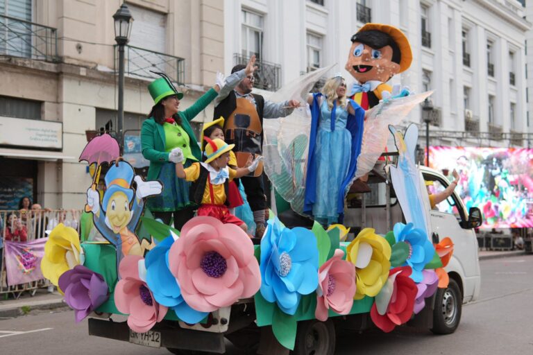 Desfile de carros alegóricos deslumbró en la Fiesta de la Primavera de Talca