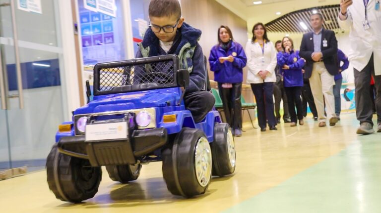 ¡Gran iniciativa! Auto eléctrico ayuda a niños de Talca a disminuir la ansiedad en sus resonancias magnéticas