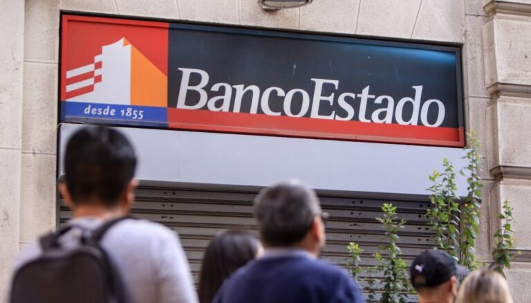 Millonario fraude al BancoEstado: Tres exfuncionarios y dos colaboradores detenidos por sustracción de $6 mil millones