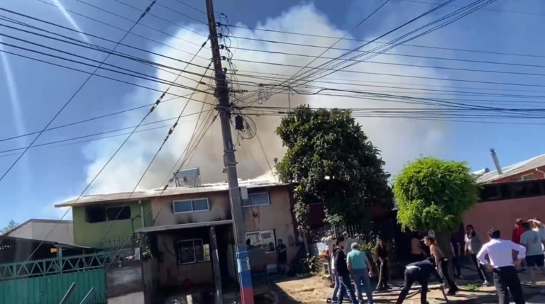 Incendio afecta al menos cinco viviendas en la Población Faustino González de Talca