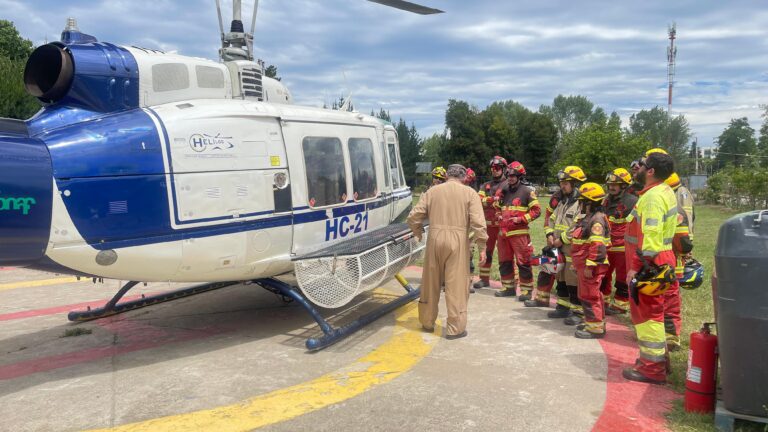 Preparándose para la temporada: Bomberos y Conaf se capacitan en combate de incendios forestales