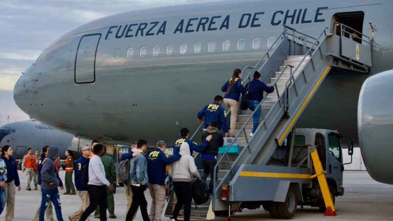 Chile expulsa a 40 extranjeros por delitos graves y migratorios