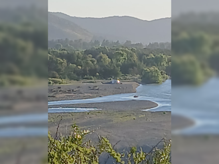 Impactante accidente de helicóptero que combatía incendio forestal en Rauco: cayó a la ribera del río Mataquito