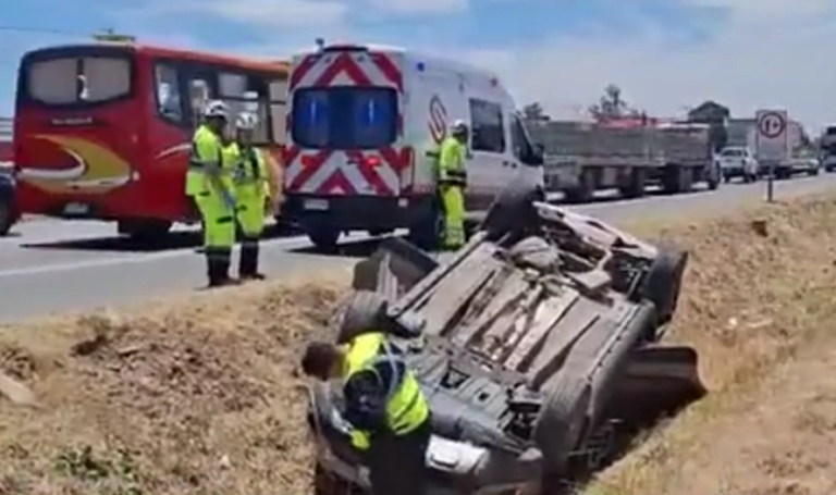 Ruta 5 Sur: Auto volcado y conductor desaparecido a la altura de Maule