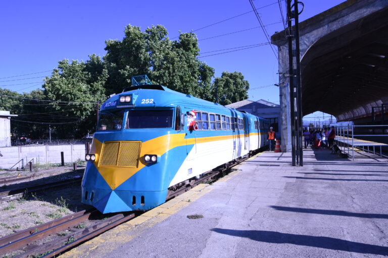 Tren de Navidad llena de magia el ramal Talca-Constitución