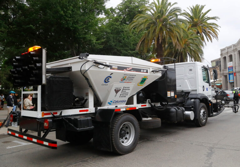 Curicó recibe tecnología avanzada para reparar calles deterioradas