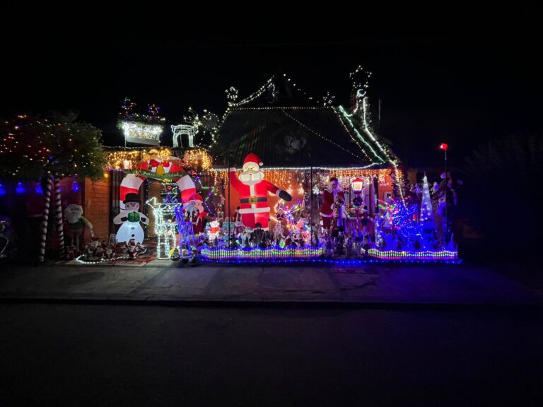 Familia de Parral sorprende a sus vecinos con espectacular decoración navideña en su hogar