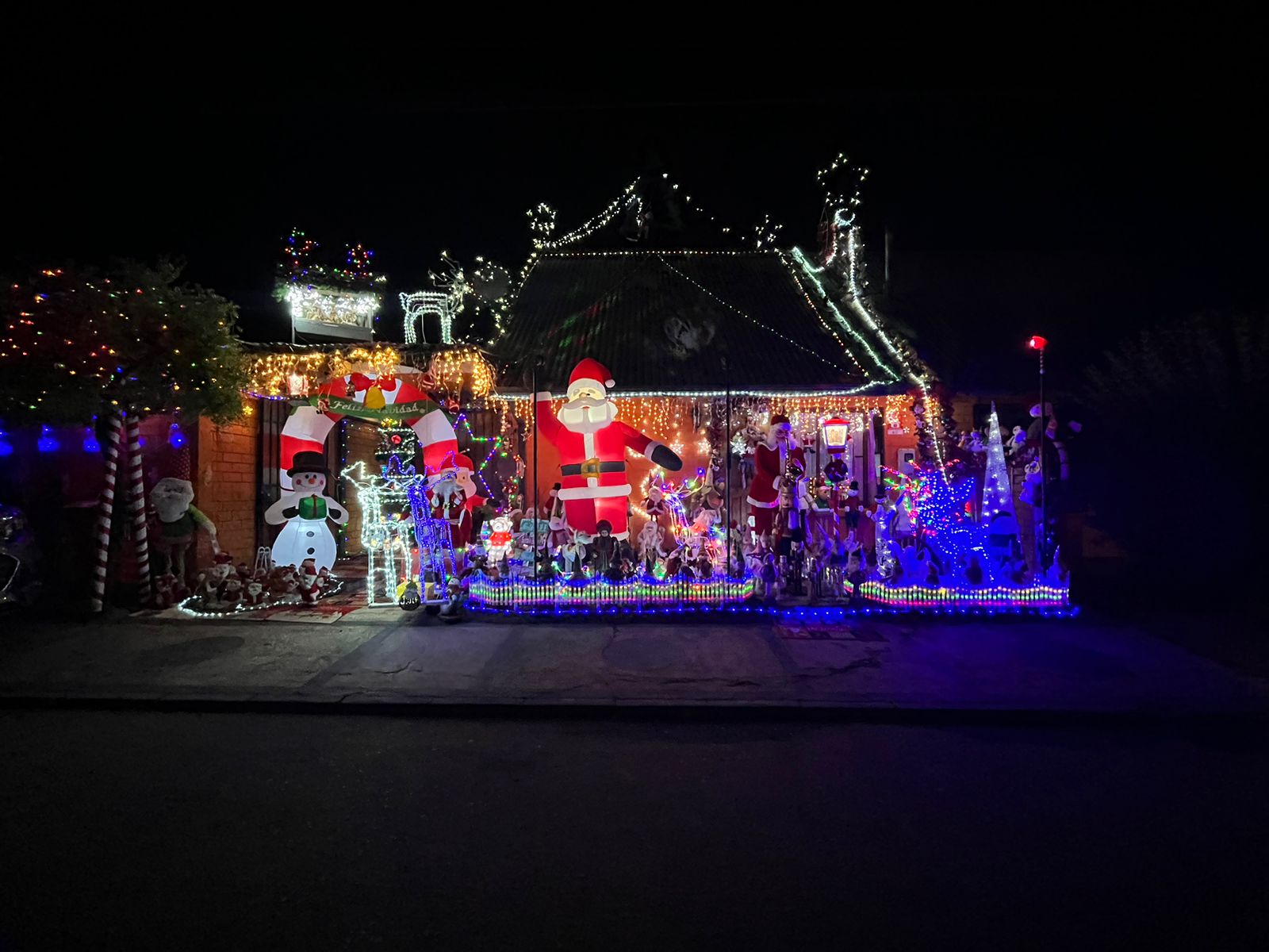 Familia de Parral deslumbra con decoración navideña