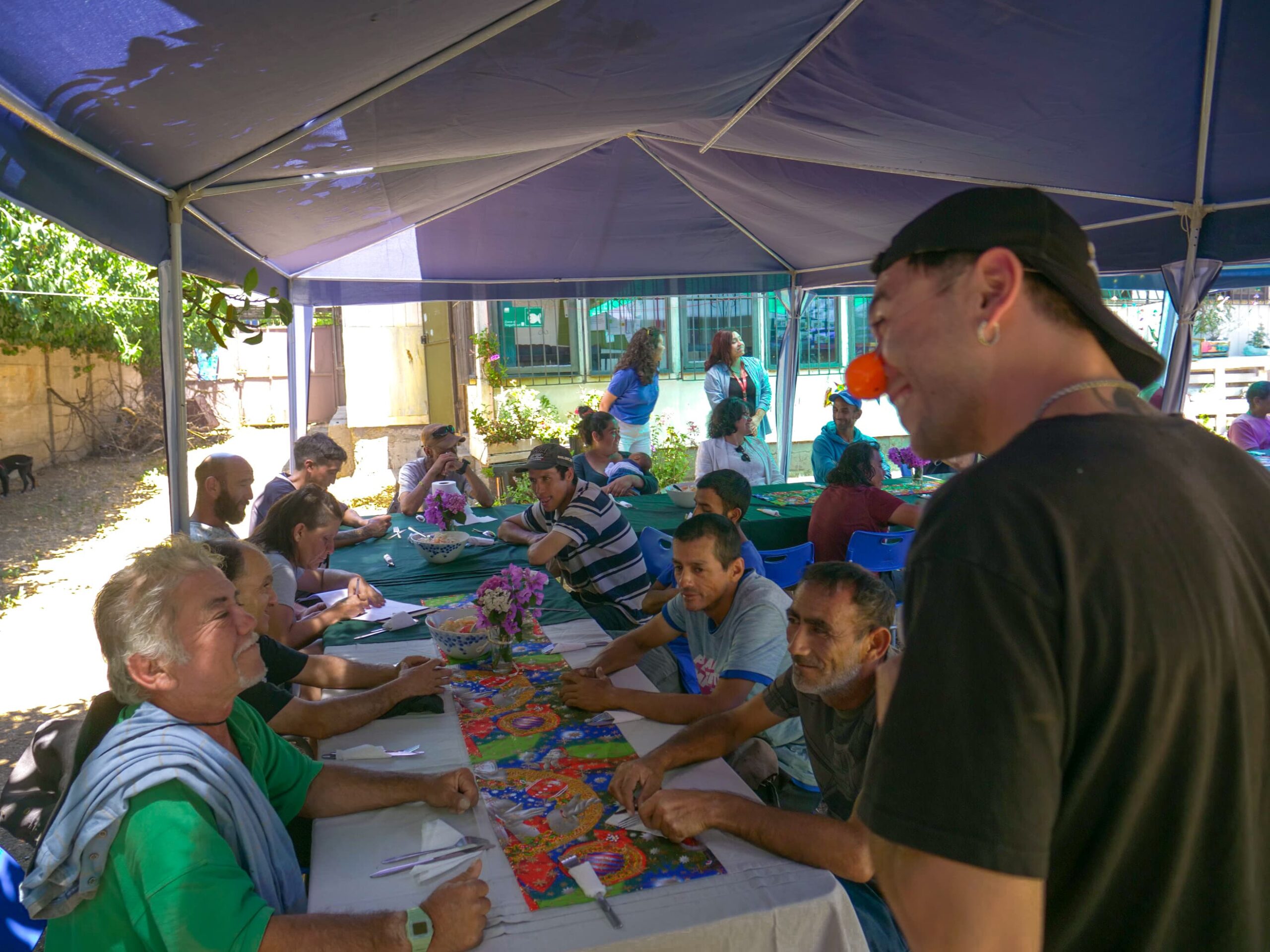 Cena navideña solidaria brinda esperanza a personas sin hogar